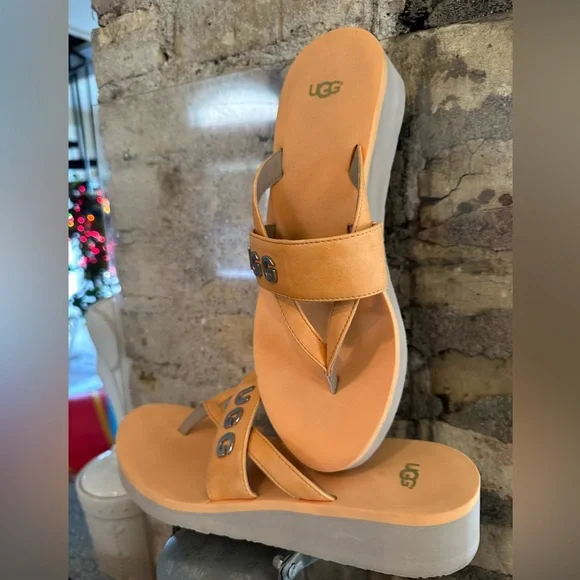 UGG Luna Logo Charm Sandals - Picture 4 of 5